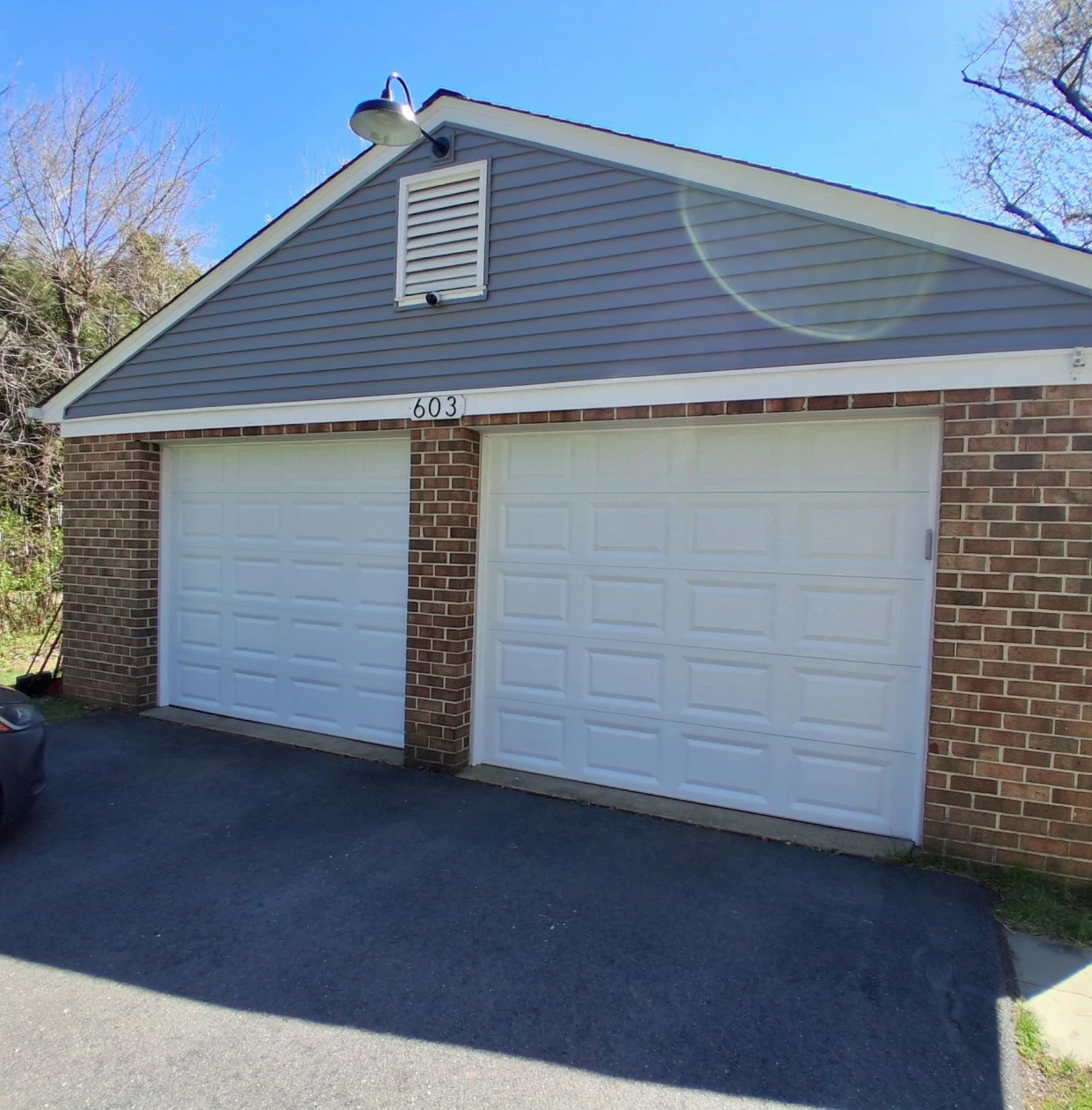 Double garage with blue siding
